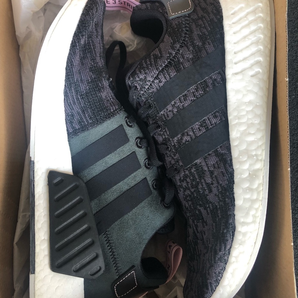 Adidas Nmd R2 women’s 9.5 New w/ Box